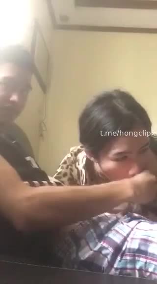 Chị hai đang BJ cho cậu em trai mới lớn thì ba về