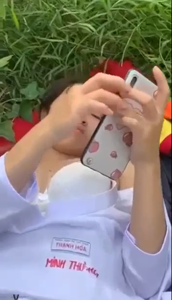 Minh Thư hồi đã từng public trên sân trường thế này đây