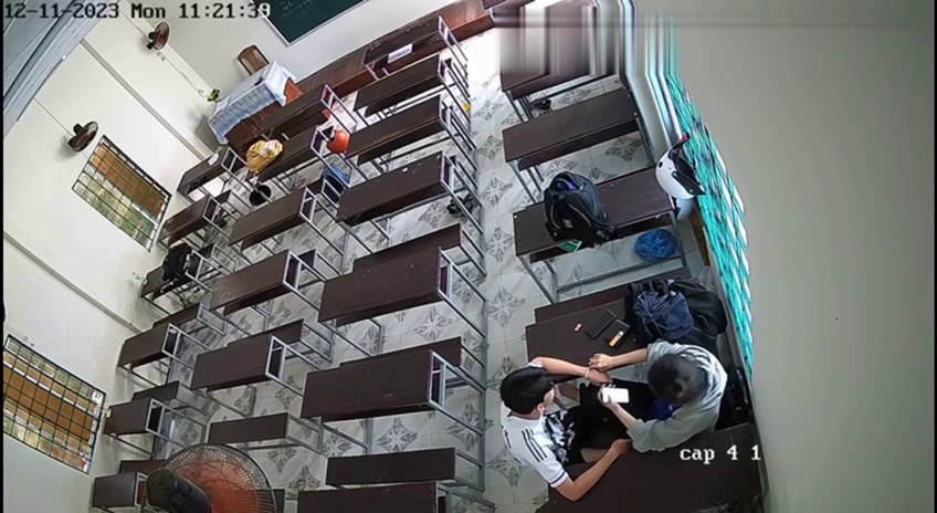2 em sinh viên phịch nhau ngay trong lớp học đông người