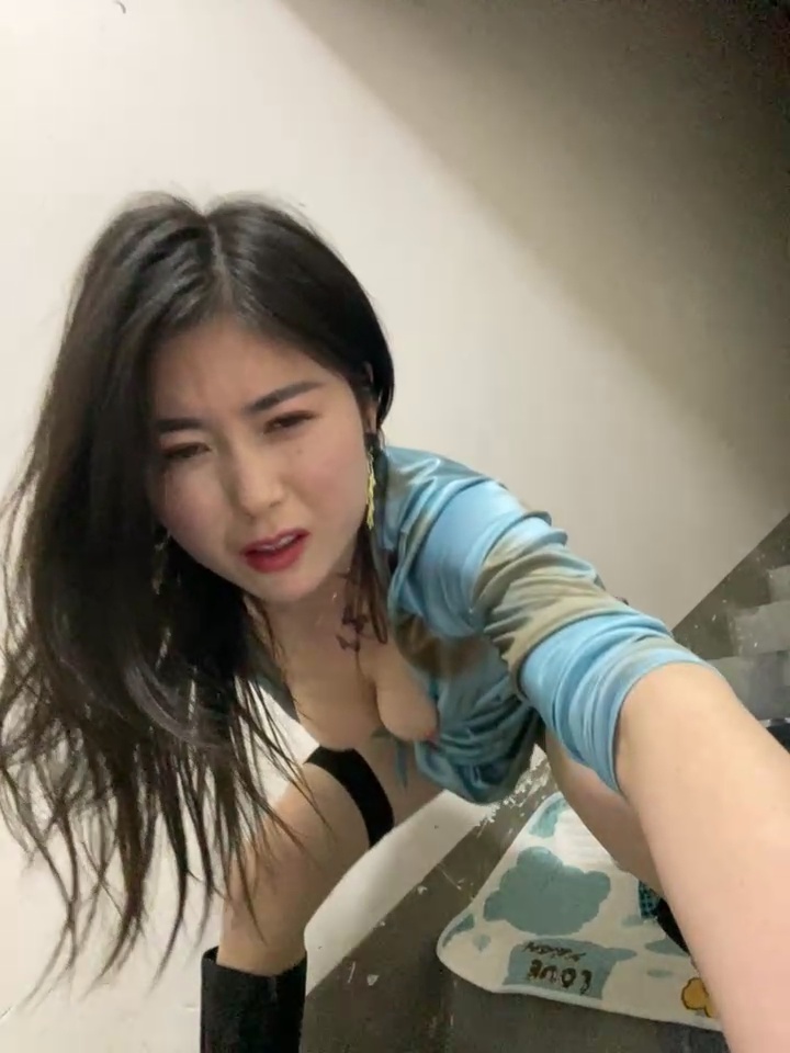 Máy bay nội địa Trung phô dâm public giữa cầu thang