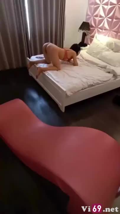 Vừa vào khách sạn em đã cởi đồ chổng mông sẵn với bướm ướt nhẹp chờ anh húp