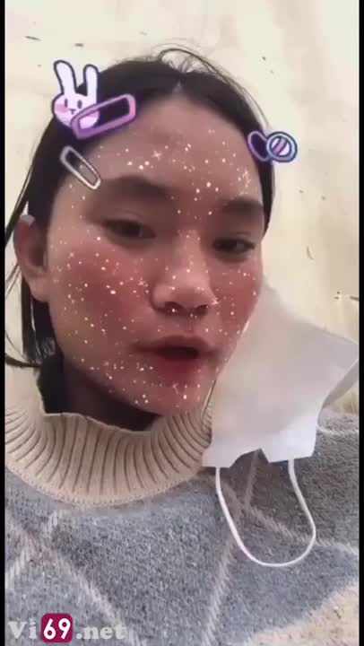 Em sinh viên lén lút trong sân trường cởi đồ thủ dâm nghe em khẩu dâm mà nứng quá