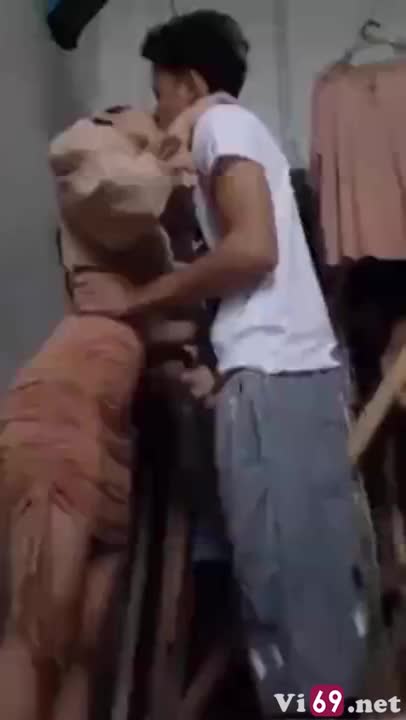 Tò mò tuổi mới lớn đến nhà em chơi lén ba mẹ vào góc bú cu lén lút