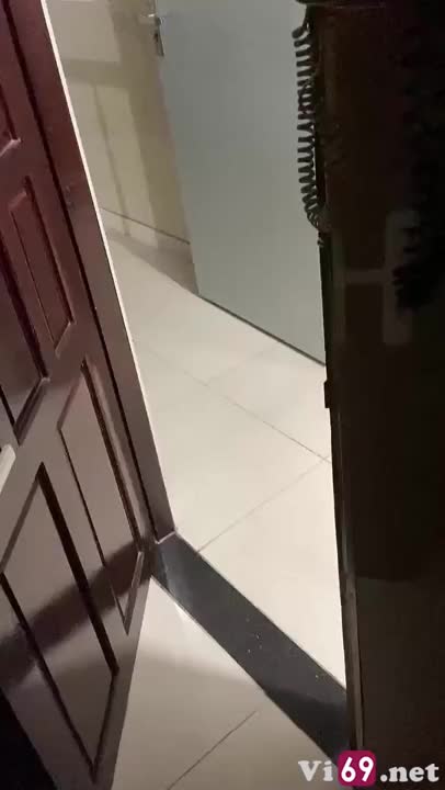 Đi nhà nghỉ mà anh chơi cảm giác mạnh mở cửa phòng ra chịch cho người lạ xem
