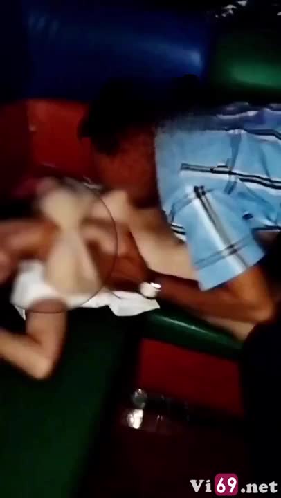 Đi hát karaoke đang móc cua bú ti em tay vịn thì thằng bạn đến quay phim