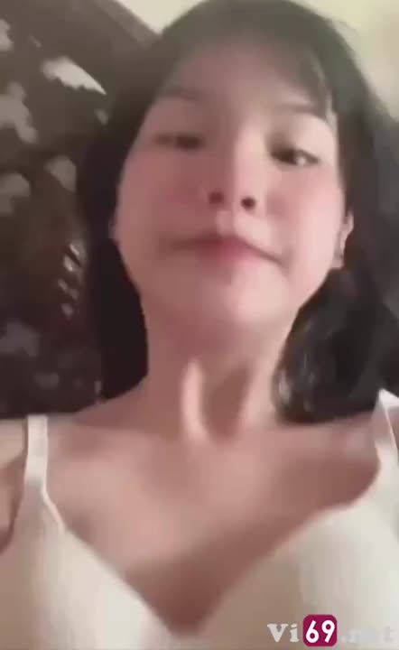 Yêu xa bé sinh viên năm nhất nhớ quá thèm chịch còn quay clip gửi người yêu