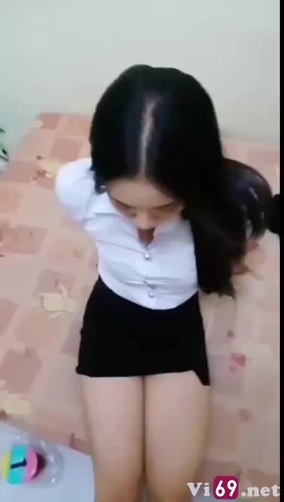 Em mặc bộ đồ công sở đi làm thì anh kéo quần bắt bú cu lại trễ giờ của em