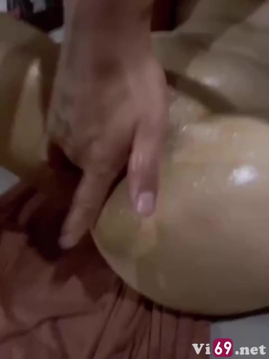 Vợ dâm gái một con trải nghiệm threesome móc chảy nước chơi 2 lỗ với bạn