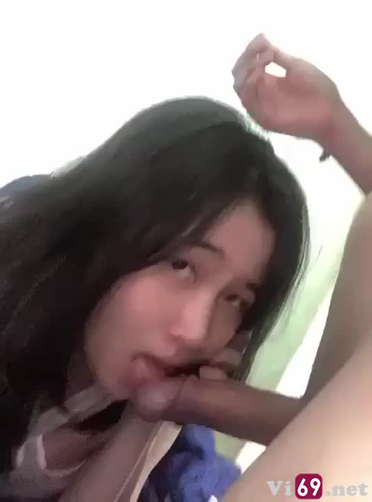 Ba gọi điện thoại đúng lúc đang bú cu em vừa nghe vừa mút ngon lành