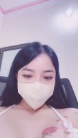 Hoàng Kim Lý xăm bông hồng trên ngực ngồi gảy hột le