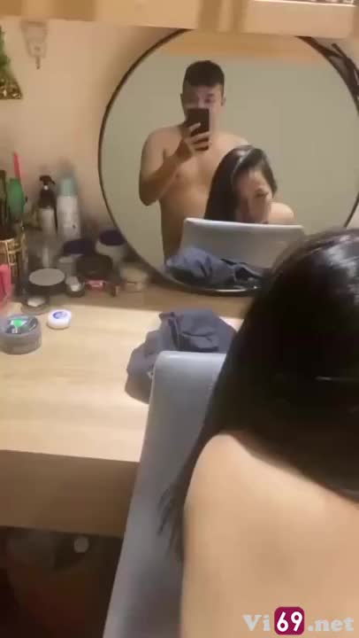 Với vẻ mặt thỏa mãn em cong mông cho anh doggy trước gương