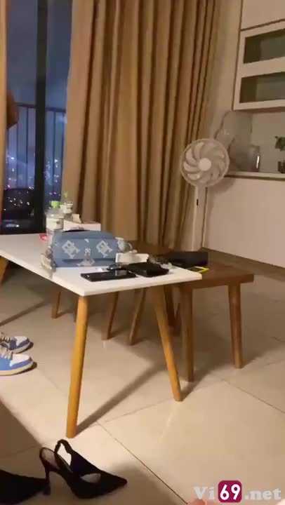 Thằng bạn đưa ghệ ra ban công chung cư chịch em nó rên cả tòa nhà nghe thấy