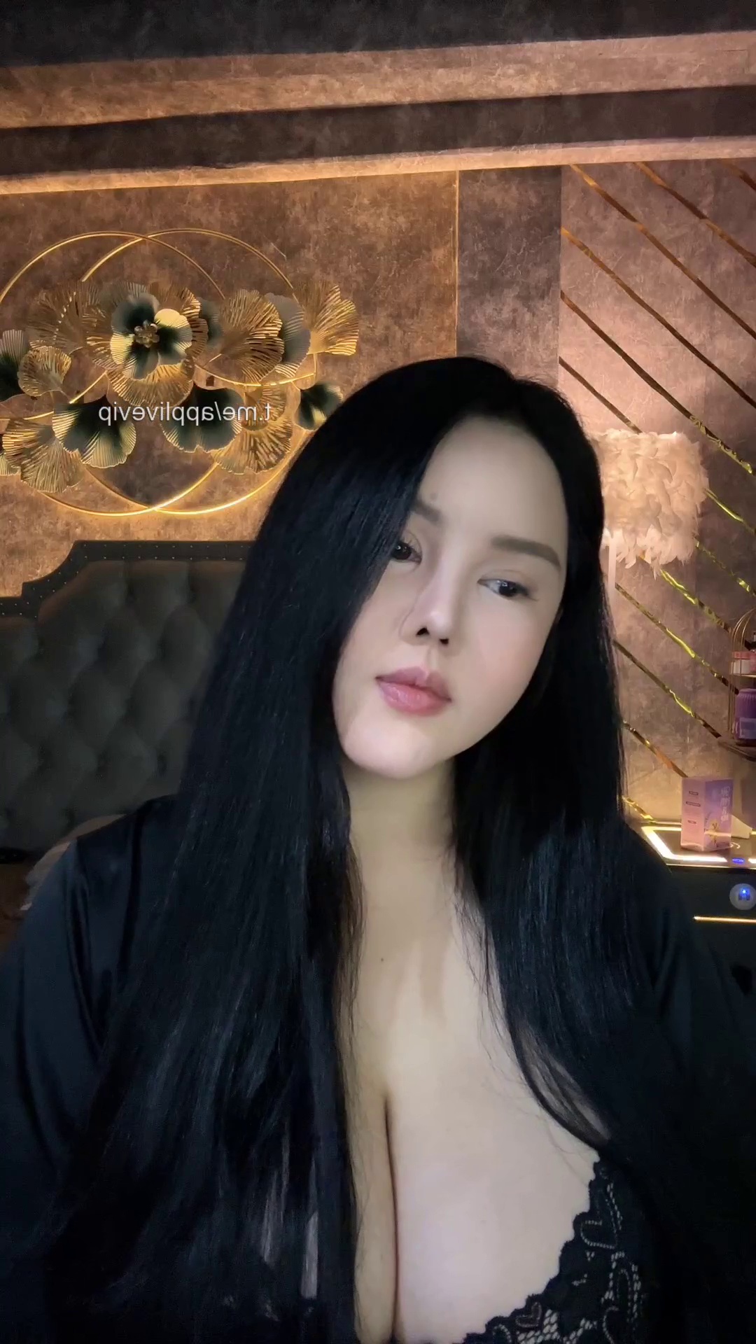 Quả ngực siêu khủng này thì Trà Giang chỉ là con tép