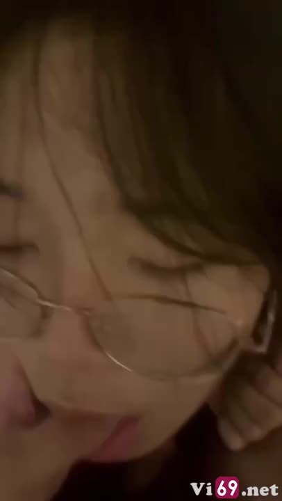 Lần đầu threesome em phê quá cho các anh chơi không bao để em làm máy xả