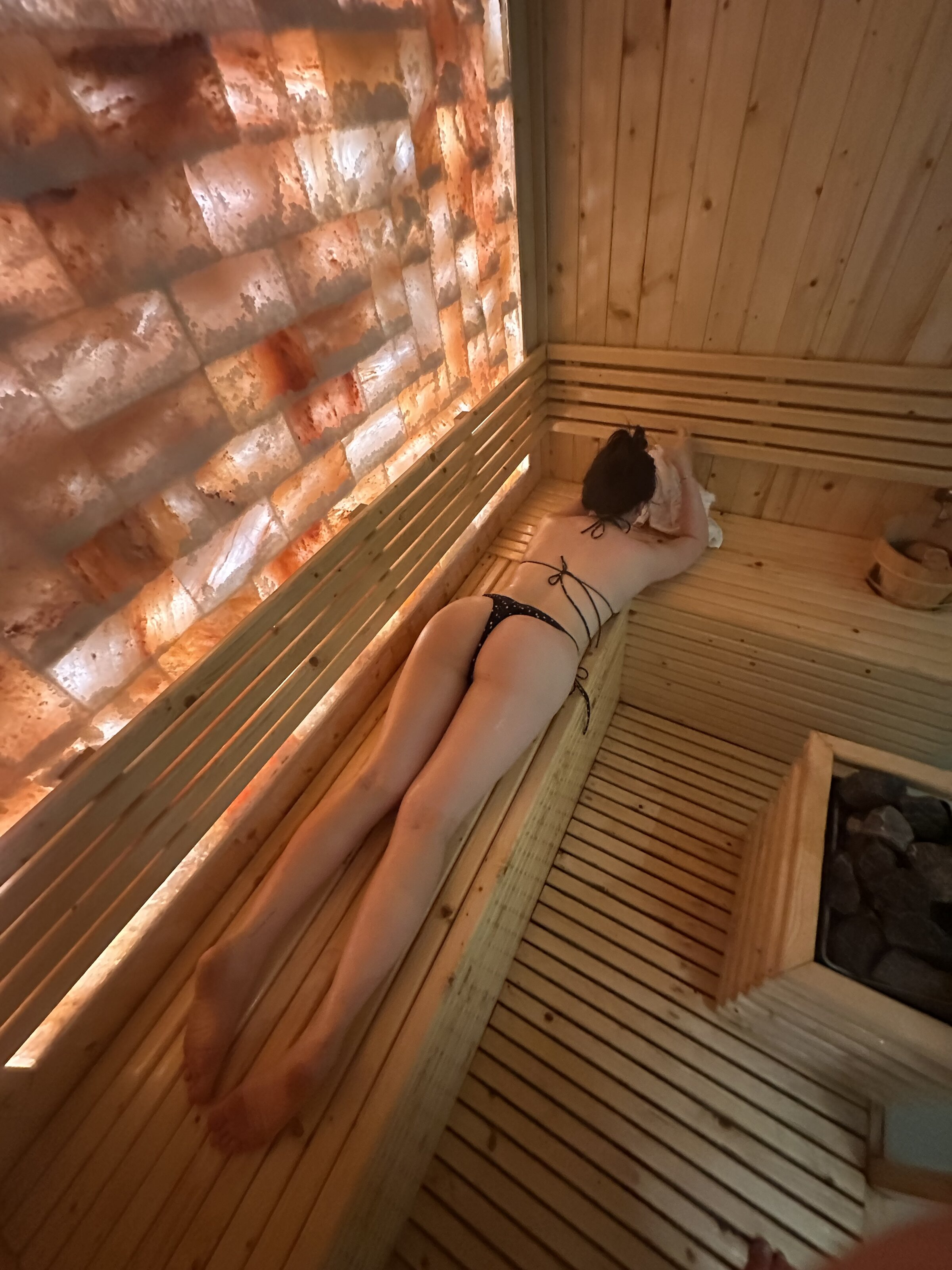 Thư giãn cùng người tình xinh đẹp bên hồ bơi