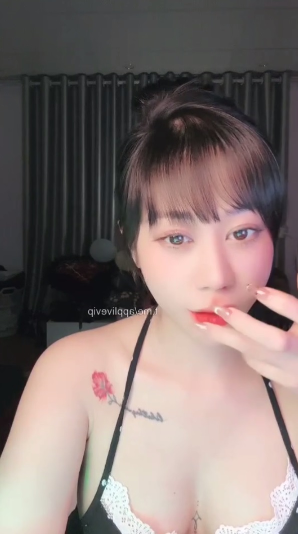 Em Ni xinh dú to, nhìn như 2 ly trà sữa ngọt thanh khổng lồ