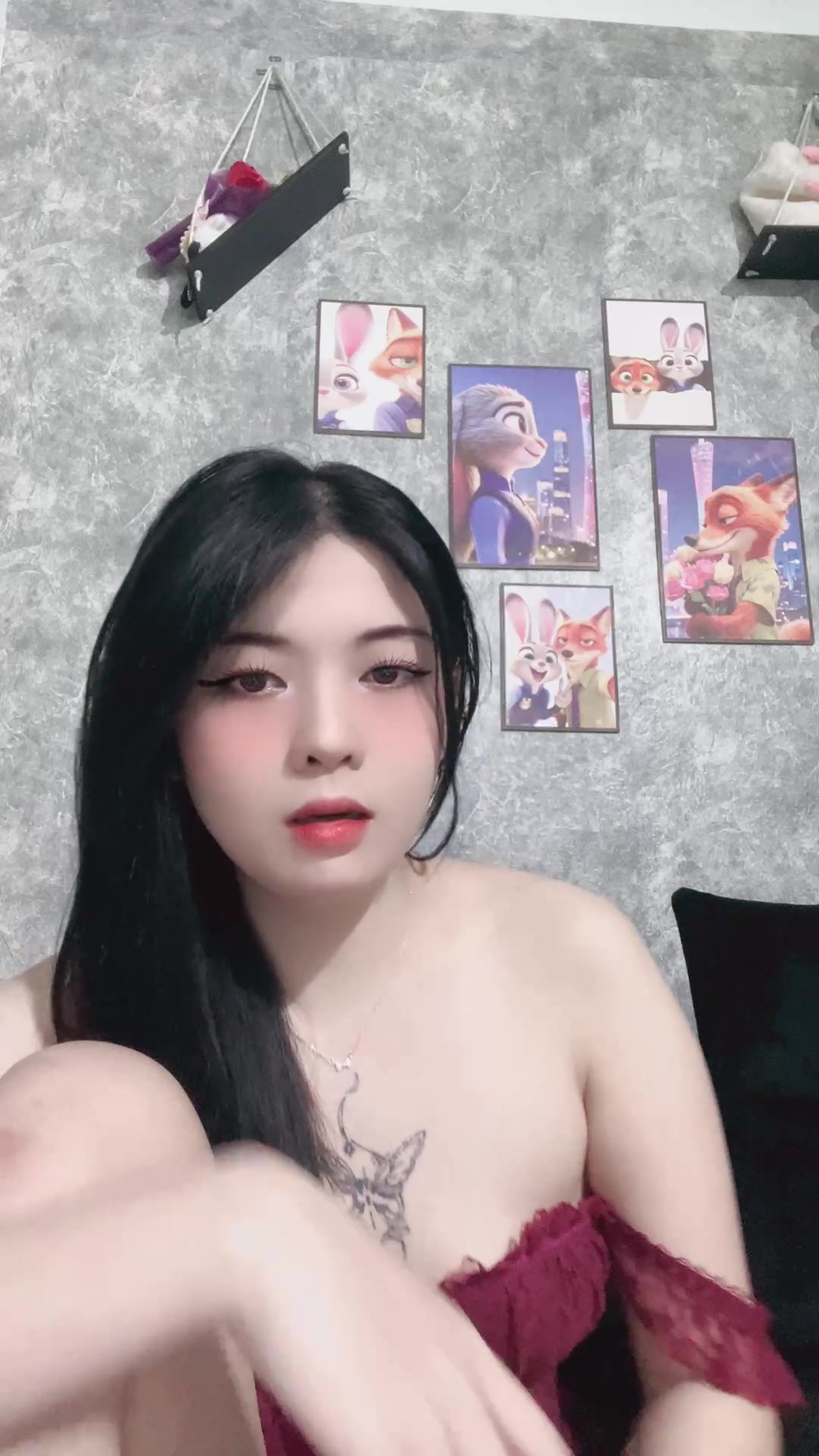 BéLynn vừa nghịch toy vừa tâm sự chuyện nghề