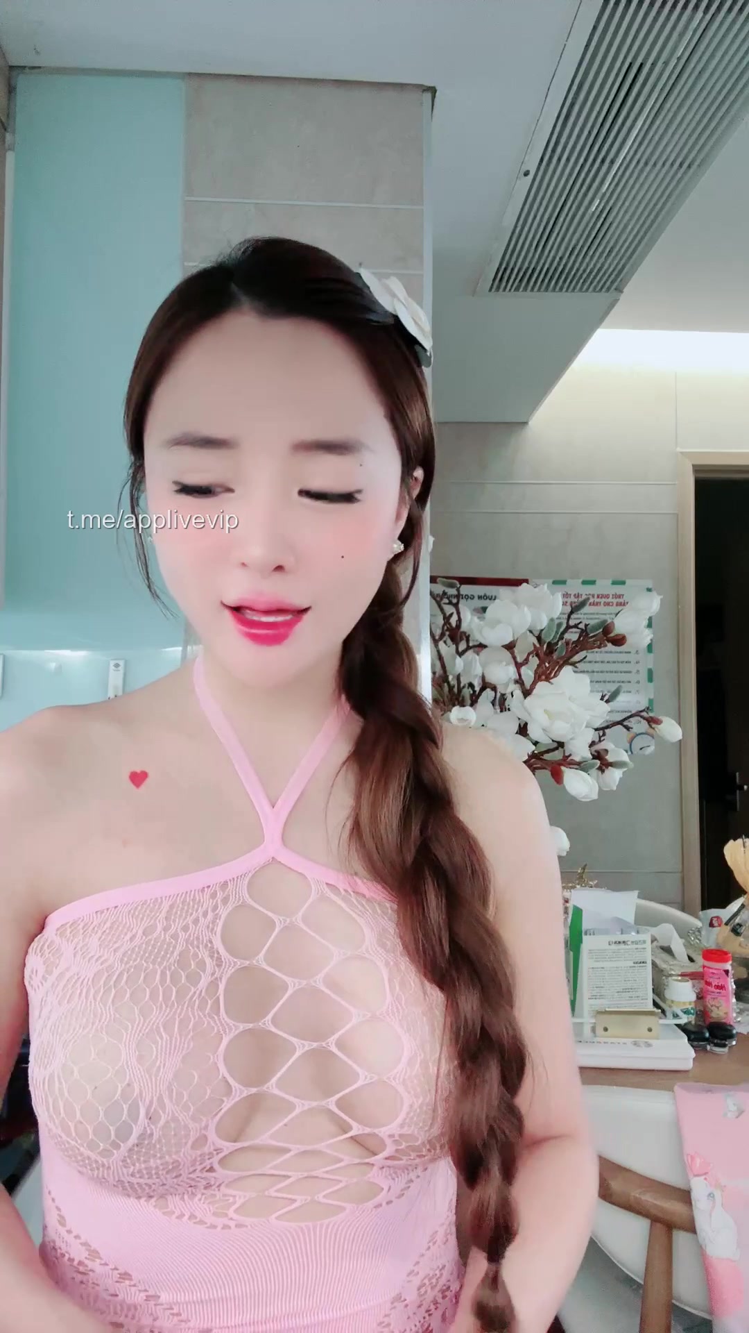 Em gái quý tộc ngày chỉ ăn với đi Spa chem chép