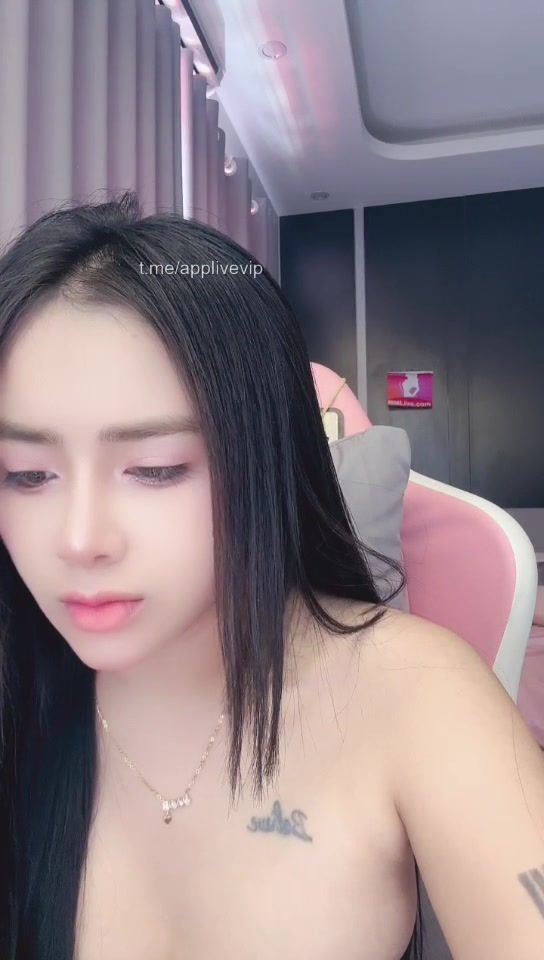 Ely_show dú căng, mắt sáng dáng ngon nước dãi
