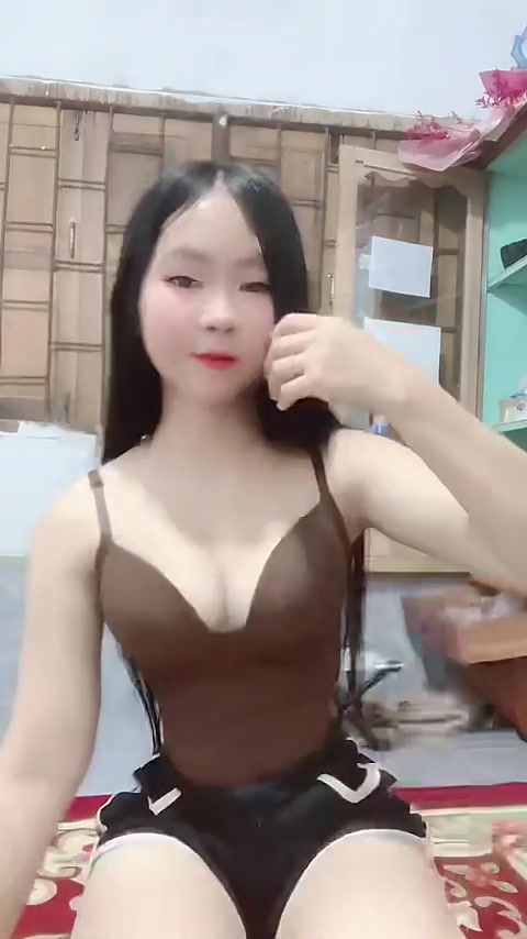 Em sinh viên nhưng đôi loa căng đét