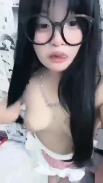 Bé sinh viên kính cận lồn non thủ dâm 1