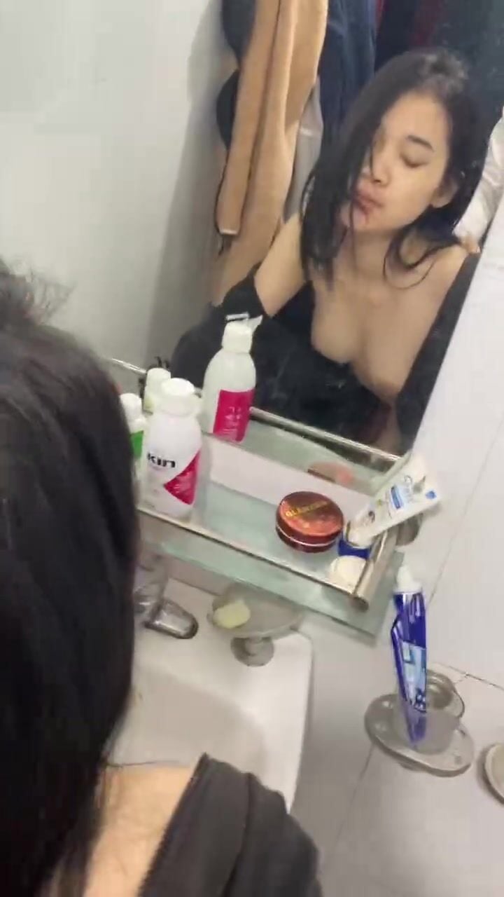 Đưa em vào nhà wc rồi địt