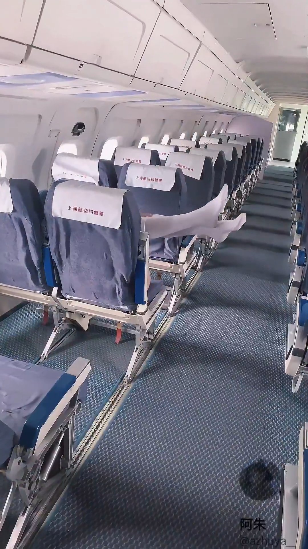 Gái xinh thủ dâm trên máy bay